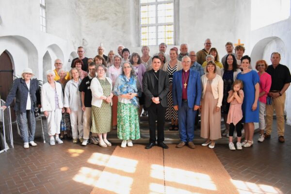 Ühispilt koos piiskop Marko Tiituse ja Viljandi Jaani koguduse inimestega.
